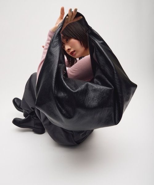 TONER(トナー)の「ボリュームカーブワンショルダーバッグ/ロゴプレート付き(ショルダーバッグ・レディース・ブラック/ダークブラウン/ブラウン・FREE)」の19枚目の写真