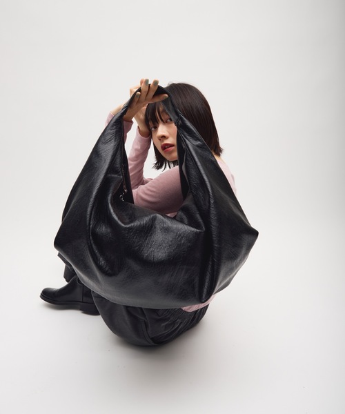 TONER(トナー)の「ボリュームカーブワンショルダーバッグ/ロゴプレート付き(ショルダーバッグ・レディース・ブラック/ダークブラウン/ブラウン・FREE)」の21枚目の写真