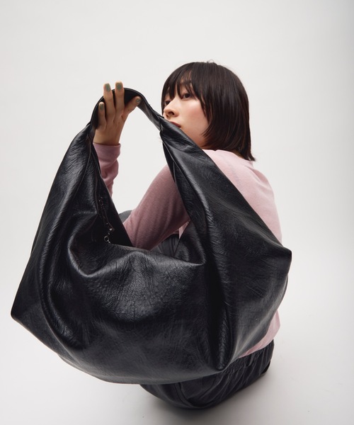 TONER(トナー)の「ボリュームカーブワンショルダーバッグ/ロゴプレート付き(ショルダーバッグ・レディース・ブラック/ダークブラウン/ブラウン・FREE)」の11枚目の写真