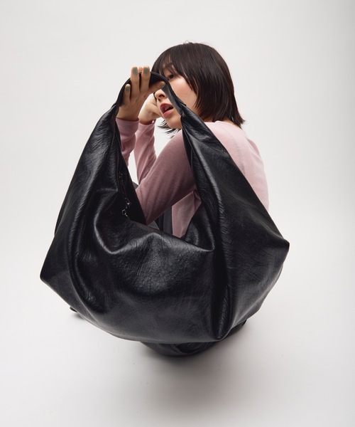TONER(トナー)の「ボリュームカーブワンショルダーバッグ/ロゴプレート付き(ショルダーバッグ・レディース・ブラック/ダークブラウン/ブラウン・FREE)」の8枚目の写真