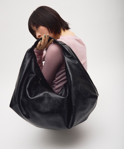 TONER(トナー)の「ボリュームカーブワンショルダーバッグ/ロゴプレート付き(ショルダーバッグ・レディース・ブラック/ダークブラウン/ブラウン・FREE)」の9枚目の写真
