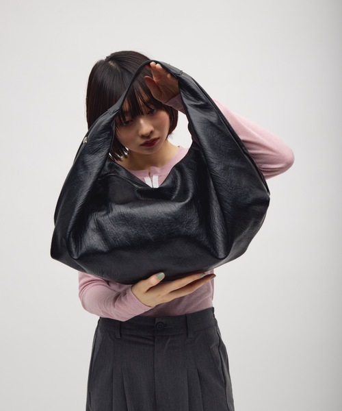 TONER(トナー)の「ボリュームカーブワンショルダーバッグ/ロゴプレート付き(ショルダーバッグ・レディース・ブラック/ダークブラウン/ブラウン・FREE)」の22枚目の写真
