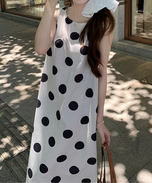 LUCPY(ラクピー)の「ビッグドット ノースリーブ ロングワンピース(ワンピース・レディース・ホワイト・XX-LARGE/X-LARGE/LARGE/MEDIUM)」の2枚目の写真