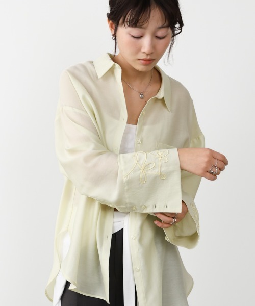 Bab（バブ）の「コード刺しゅうワイドカフスオーバーシャツ（シャツ/ブラウス・レディース・ブルー/オフホワイト/イエロー・M）」の21枚目の写真