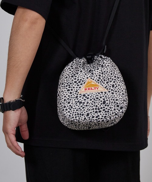 KELTY（ケルティ）の「KELTY/ケルティ ES KINCHAKU SHOULDER 巾着バッグ ミニバッグ 2026年春夏（ショルダーバッグ・メンズ・スカイブルー/ブラック/ベージュ/ネイビー/オリーブ/セージグリーン/タン/マスタード/ホワイト系その他/ブラック系その他/ブラウン系その他/レオパード/アニマル・FREE）」の2枚目の写真