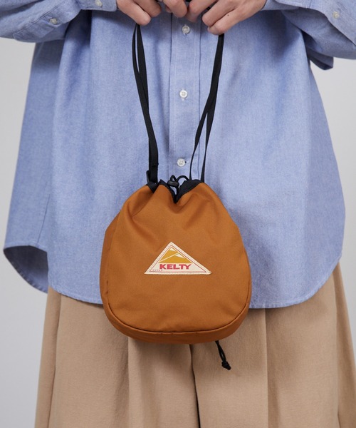 KELTY（ケルティ）の「KELTY/ケルティ ES KINCHAKU SHOULDER 巾着バッグ ミニバッグ 2026年春夏（ショルダーバッグ・メンズ・スカイブルー/ブラック/ベージュ/ネイビー/オリーブ/セージグリーン/タン/マスタード/ホワイト系その他/ブラック系その他/ブラウン系その他/レオパード/アニマル・FREE）」の4枚目の写真