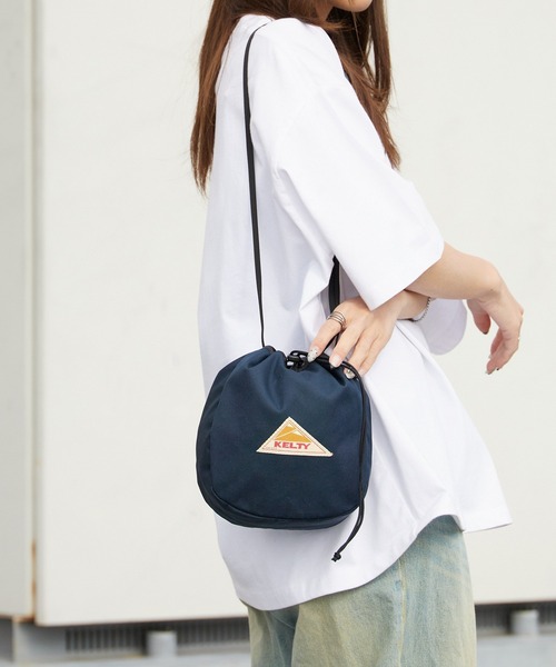 KELTY（ケルティ）の「KELTY/ケルティ ES KINCHAKU SHOULDER 巾着バッグ ミニバッグ 2026年春夏（ショルダーバッグ・メンズ・スカイブルー/ブラック/ベージュ/ネイビー/オリーブ/セージグリーン/タン/マスタード/ホワイト系その他/ブラック系その他/ブラウン系その他/レオパード/アニマル・FREE）」の10枚目の写真