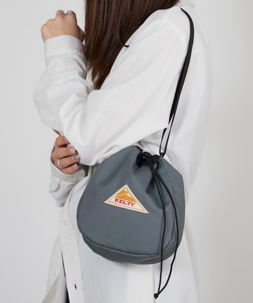 KELTY（ケルティ）の「KELTY/ケルティ ES KINCHAKU SHOULDER 巾着バッグ ミニバッグ 2026年春夏（ショルダーバッグ・メンズ・スカイブルー/ブラック/ベージュ/ネイビー/オリーブ/セージグリーン/タン/マスタード/ホワイト系その他/ブラック系その他/ブラウン系その他/レオパード/アニマル・FREE）」の8枚目の写真