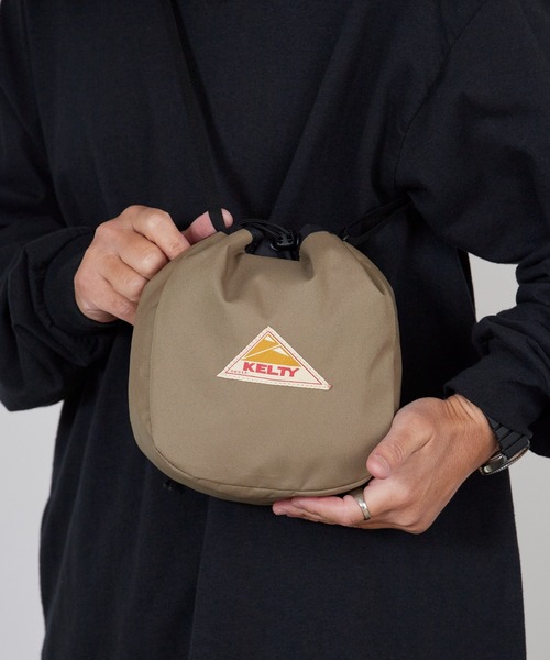 KELTY（ケルティ）の「KELTY/ケルティ ES KINCHAKU SHOULDER 巾着バッグ ミニバッグ 2026年春夏（ショルダーバッグ・メンズ・スカイブルー/ブラック/ベージュ/ネイビー/オリーブ/セージグリーン/タン/マスタード/ホワイト系その他/ブラック系その他/ブラウン系その他/レオパード/アニマル・FREE）」の6枚目の写真