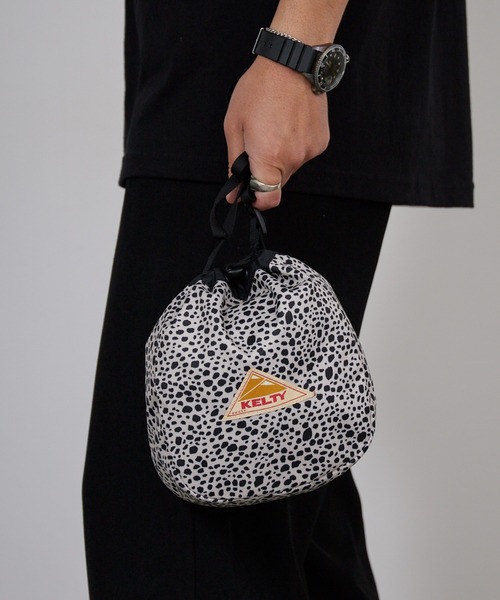 KELTY（ケルティ）の「KELTY/ケルティ ES KINCHAKU SHOULDER 巾着バッグ ミニバッグ 2026年春夏（ショルダーバッグ・メンズ・スカイブルー/ブラック/ベージュ/ネイビー/オリーブ/セージグリーン/タン/マスタード/ホワイト系その他/ブラック系その他/ブラウン系その他/レオパード/アニマル・FREE）」の17枚目の写真