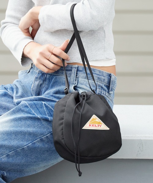 KELTY（ケルティ）の「KELTY/ケルティ ES KINCHAKU SHOULDER 巾着バッグ ミニバッグ 2026年春夏（ショルダーバッグ・メンズ・スカイブルー/ブラック/ベージュ/ネイビー/オリーブ/セージグリーン/タン/マスタード/ホワイト系その他/ブラック系その他/ブラウン系その他/レオパード/アニマル・FREE）」の20枚目の写真