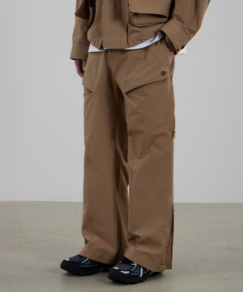 KALAPATTHAR(カラパタール)の「CN Wide Ankle Zipped Cargo Pants - BEIGE(その他パンツ・メンズ・その他・MEDIUM/LARGE/X-LARGE)」の1枚目の写真