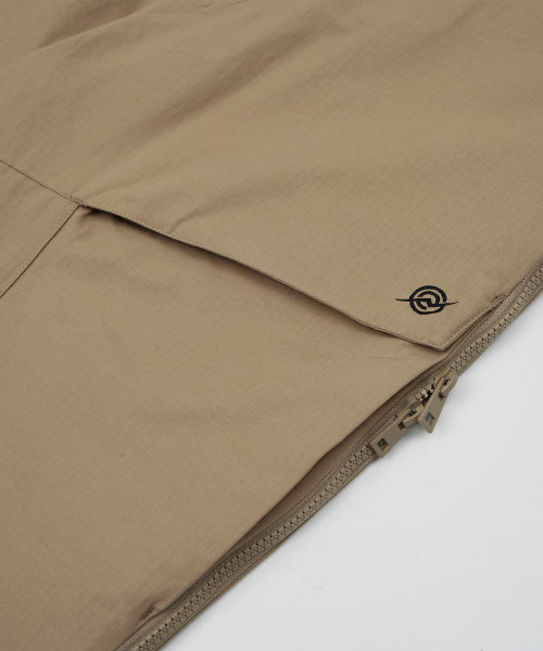 KALAPATTHAR(カラパタール)の「CN Wide Ankle Zipped Cargo Pants - BEIGE(その他パンツ・メンズ・その他・MEDIUM/LARGE/X-LARGE)」の4枚目の写真