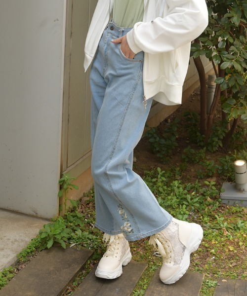 axes femme（アクシーズファム）の「フラワー刺繍裏ゴムデニムＰＴ（その他パンツ・レディース・ケミカルウォッシュ/インディゴブルー・MEDIUM/LARGE）」の2枚目の写真