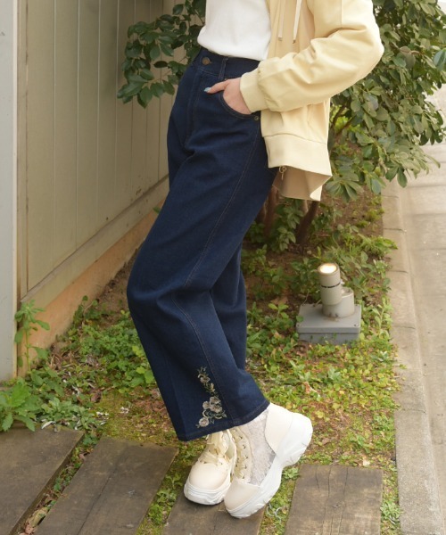 axes femme（アクシーズファム）の「フラワー刺繍裏ゴムデニムＰＴ（その他パンツ・レディース・ケミカルウォッシュ/インディゴブルー・MEDIUM/LARGE）」の18枚目の写真