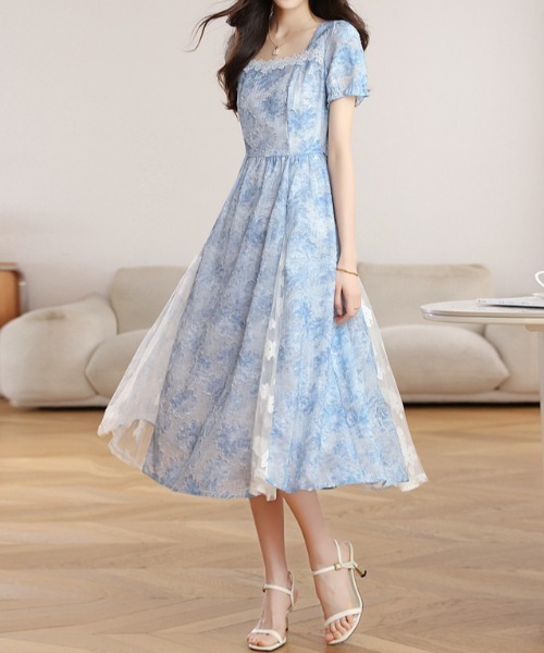 LUCPY(ラクピー)の「ブルーフラワースクエアネックワンピース(ワンピース・レディース・ブルー・SMALL/MEDIUM/LARGE/X-LARGE)」の3枚目の写真