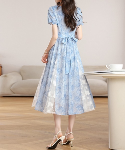 LUCPY(ラクピー)の「ブルーフラワースクエアネックワンピース(ワンピース・レディース・ブルー・SMALL/MEDIUM/LARGE/X-LARGE)」の4枚目の写真