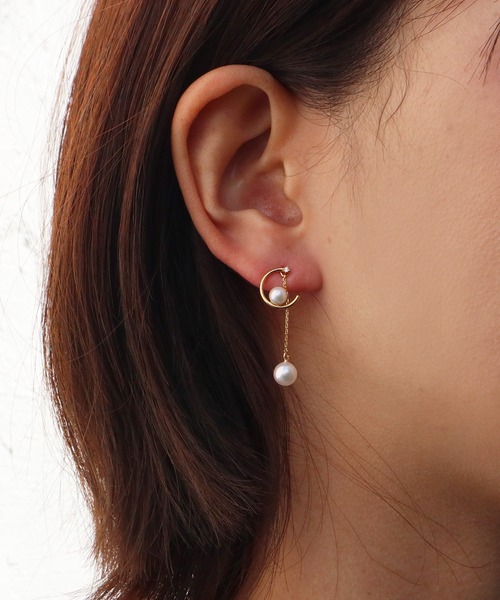 Seashore Uwajima Akoya Pearls(シーショアウワジマアコヤシンジュ)の「あこや真珠 チャーム付き 2way ピアス SV925(ピアス(両耳用)・レディース・ホワイト×ゴールド・ONESIZE)」の3枚目の写真