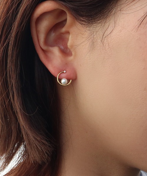 Seashore Uwajima Akoya Pearls(シーショアウワジマアコヤシンジュ)の「あこや真珠 チャーム付き 2way ピアス SV925(ピアス(両耳用)・レディース・ホワイト×ゴールド・ONESIZE)」の6枚目の写真