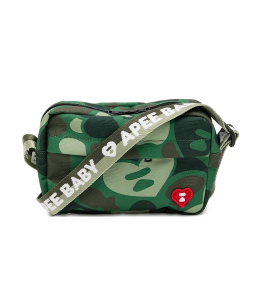 A BATHING APE(アベイシングエイプ)の「HEART BADGE CROSSBODY CAMO MINI BAG #1(ショルダーバッグ・レディース・グリーン・FREE)」の1枚目の写真