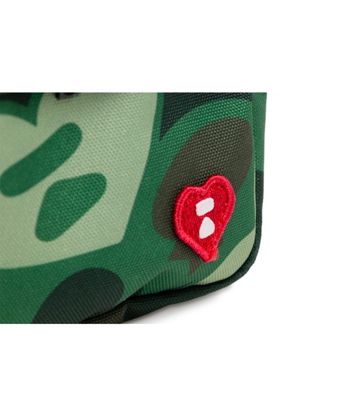 A BATHING APE(アベイシングエイプ)の「HEART BADGE CROSSBODY CAMO MINI BAG #1(ショルダーバッグ・レディース・グリーン・FREE)」の3枚目の写真