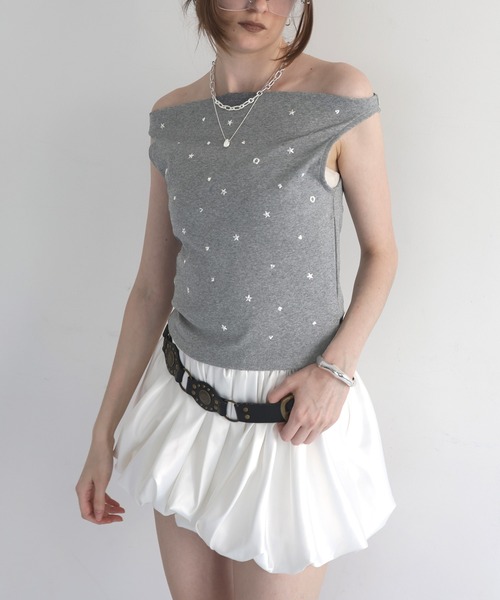 Mili affinity(ミリアフィニティー)の「スタッズ付きノースリーブTシャツ(タンクトップ・レディース・グレー/オフホワイト/ブラック・FREE)」の5枚目の写真