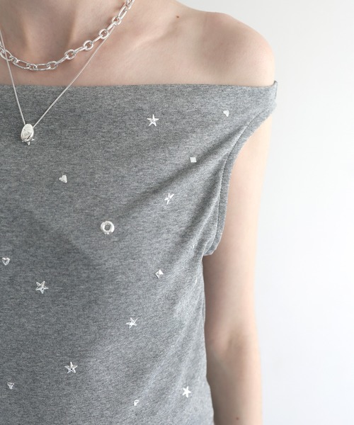 Mili affinity(ミリアフィニティー)の「スタッズ付きノースリーブTシャツ(タンクトップ・レディース・グレー/オフホワイト/ブラック・FREE)」の11枚目の写真