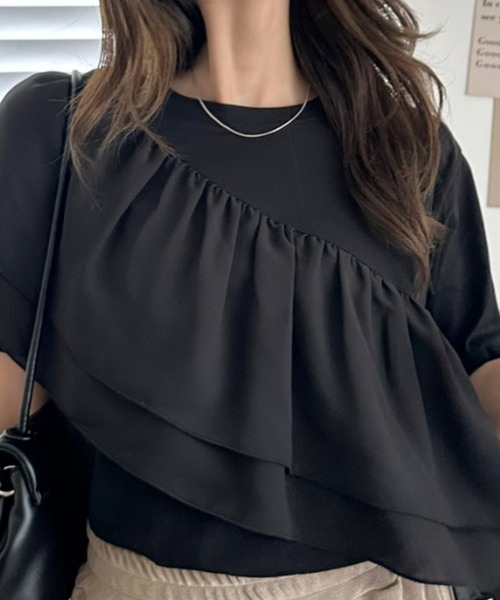 umune(ウムネ)の「フリルTシャツ アシンメトリー 半袖 カットソー デザイントップス フェミニン 大人可愛い カジュアル 上品 夏服 韓国(Tシャツ/カットソー・レディース・ブラック/オフホワイト・FREE)」の4枚目の写真