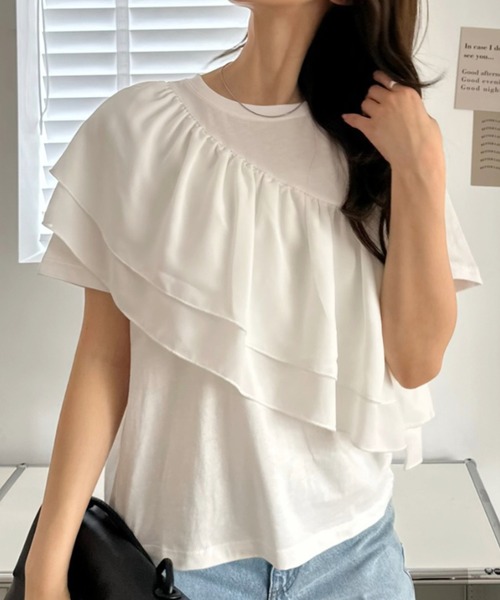 umune(ウムネ)の「フリルTシャツ アシンメトリー 半袖 カットソー デザイントップス フェミニン 大人可愛い カジュアル 上品 夏服 韓国(Tシャツ/カットソー・レディース・ブラック/オフホワイト・FREE)」の8枚目の写真