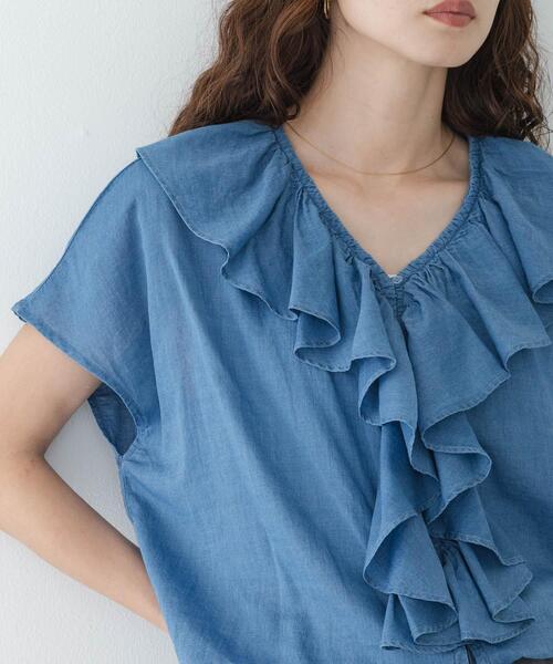 URBAN RESEARCH Sonny Label(アーバンリサーチサニーレーベル)の「シアーデニムラッフルフリルブラウス(シャツ/ブラウス・レディース・ライトインディゴブルー/インディゴブルー・FREE)」の2枚目の写真