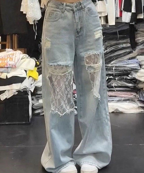 LUCPY(ラクピー)の「レースダメージワイドデニムパンツ(デニムパンツ・レディース・ブルー・SMALL/X-LARGE/LARGE/MEDIUM)」の1枚目の写真
