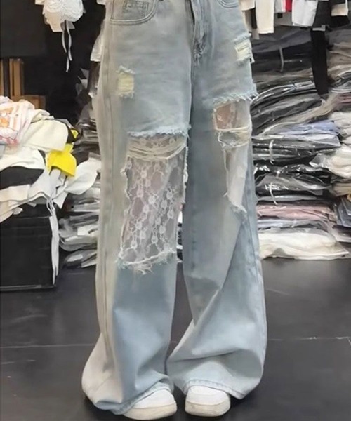 LUCPY(ラクピー)の「レースダメージワイドデニムパンツ(デニムパンツ・レディース・ブルー・SMALL/X-LARGE/LARGE/MEDIUM)」の2枚目の写真