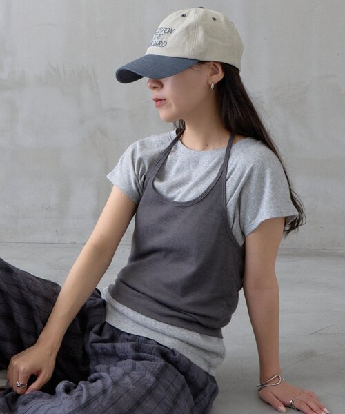 COLONY 2139(コロニートゥーワンスリーナイン)の「【PIKO企画/WEB限定】ホルターネックキャミソールレイヤードTシャツ(Tシャツ/カットソー・レディース・グレー/ブラック/ブラウン/ネイビー/イエロー・FREE)」の1枚目の写真