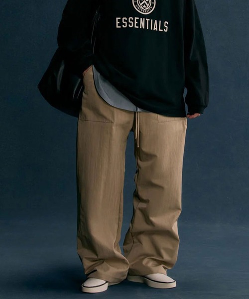 FOG ESSENTIALS(エフオージーエッセンシャルズ)の「フィア オブ ゴッド エッセンシャルズ【Fear of God ESSENTIALS】- スウェットパンツ【TEXTURED NYLON UTILITY PANT DESERT SAND 130HO244807F】(その他パンツ・メンズ・サンドベージュ・L/S)」の1枚目の写真