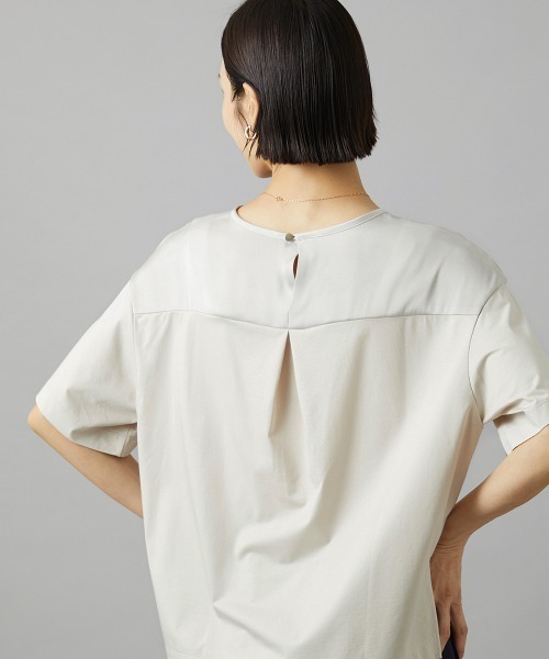 MICHEL KLEIN(ミッシェル・クラン)の「サテンドッキングプルオーバー(Tシャツ/カットソー・レディース・ブラック/ライトベージュ/ダークインディゴブルー・38)」の2枚目の写真