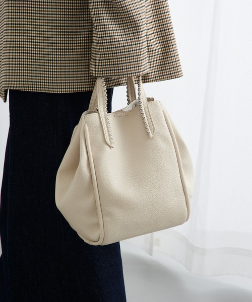 cache cache（カシュ カシュ）の「【cache cache】ミニショルダー付ボールチェーン2wayトートバッグ（トートバッグ・レディース・ブラック/ブラウン/ベージュ/ライトグレー/ライトブルー・FREE）」の3枚目の写真