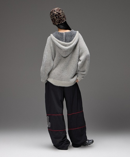 X-girl(エックスガール)の「SHAGGY KNIT ZIP UP HOODIE(ニット/セーター・レディース・グレー/ブラック・ONE SIZE)」の4枚目の写真