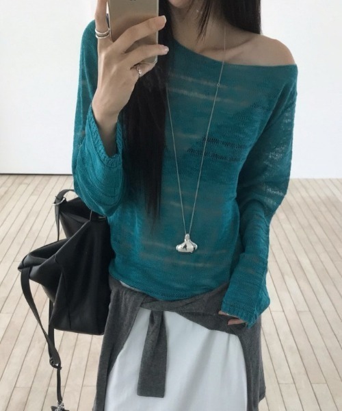 FLINEA(フリネア)の「オフショルダー長袖ニットトップス(ニット/セーター・レディース・アクア/カーキオリーブ・FREE)」の1枚目の写真