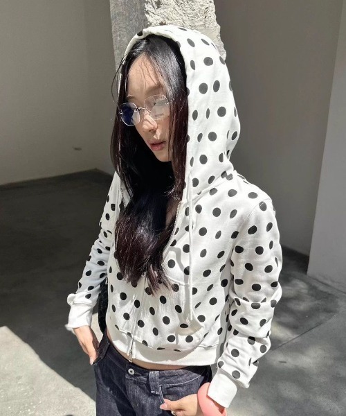 AVYL(アヴィル)の「ドット柄クロップドジップパーカー(パーカー・レディース・ホワイト・M)」の2枚目の写真