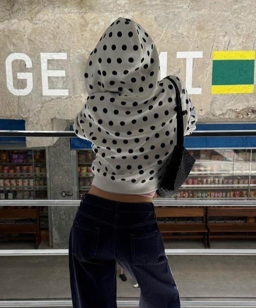AVYL(アヴィル)の「ドット柄クロップドジップパーカー(パーカー・レディース・ホワイト・M)」の6枚目の写真