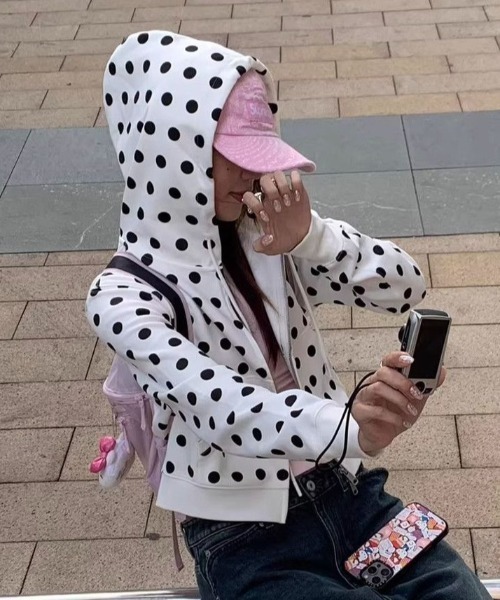 AVYL(アヴィル)の「ドット柄クロップドジップパーカー(パーカー・レディース・ホワイト・M)」の4枚目の写真