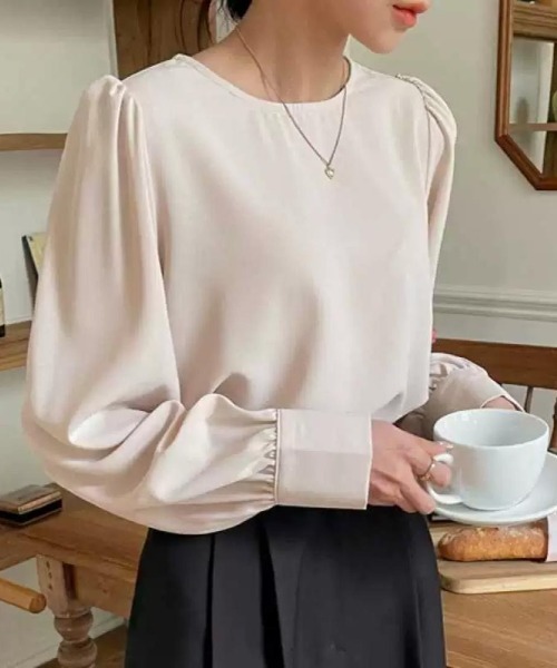 Forcement（フォースメント）の「一枚で女性らしく決まる、パフスリーブきれいめブラウス（シャツ/ブラウス・レディース・ブラック/ベージュ・FREE）」の2枚目の写真