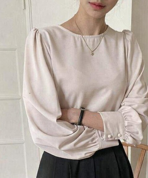 Forcement（フォースメント）の「一枚で女性らしく決まる、パフスリーブきれいめブラウス（シャツ/ブラウス・レディース・ブラック/ベージュ・FREE）」の4枚目の写真
