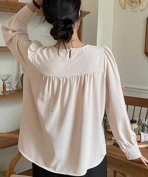 Forcement（フォースメント）の「一枚で女性らしく決まる、パフスリーブきれいめブラウス（シャツ/ブラウス・レディース・ブラック/ベージュ・FREE）」の5枚目の写真