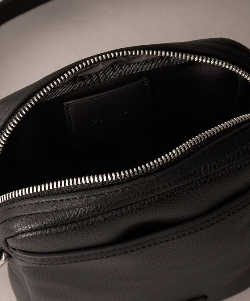 Calvin Klein(カルバン・クライン)の「クロスボディバッグ - CKマストリポーターバッグ(ショルダーバッグ・メンズ・ブラック・FREE)」の3枚目の写真