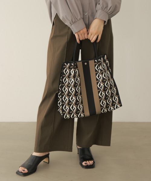 Bou Jeloud(ブージュルード)の「幾何学柄ニットトートバッグ(トートバッグ・レディース・オフホワイト/ブラック・ONESIZE)」の21枚目の写真