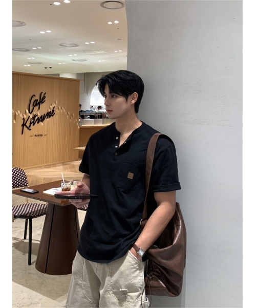LOOKPLE(ルックプル)の「パッチ フロントボタン ヘンリーネック半袖Tシャツ(ブラック)(Tシャツ/カットソー・メンズ・ブラック・LARGE/MEDIUM)」の1枚目の写真