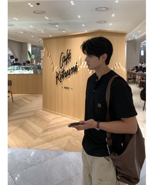 LOOKPLE(ルックプル)の「パッチ フロントボタン ヘンリーネック半袖Tシャツ(ブラック)(Tシャツ/カットソー・メンズ・ブラック・LARGE/MEDIUM)」の2枚目の写真