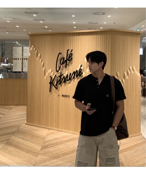LOOKPLE(ルックプル)の「パッチ フロントボタン ヘンリーネック半袖Tシャツ(ブラック)(Tシャツ/カットソー・メンズ・ブラック・LARGE/MEDIUM)」の6枚目の写真