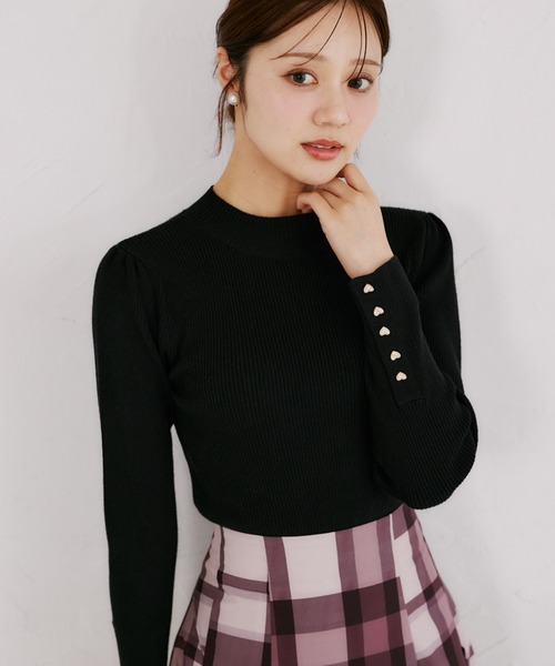 tocco closet(トッコ クローゼット)の「袖口ハート釦プチハイネックリブニットプルオーバー(ニット/セーター・レディース・アイボリー/ブラック/ブラウン/ピンク・M)」の2枚目の写真